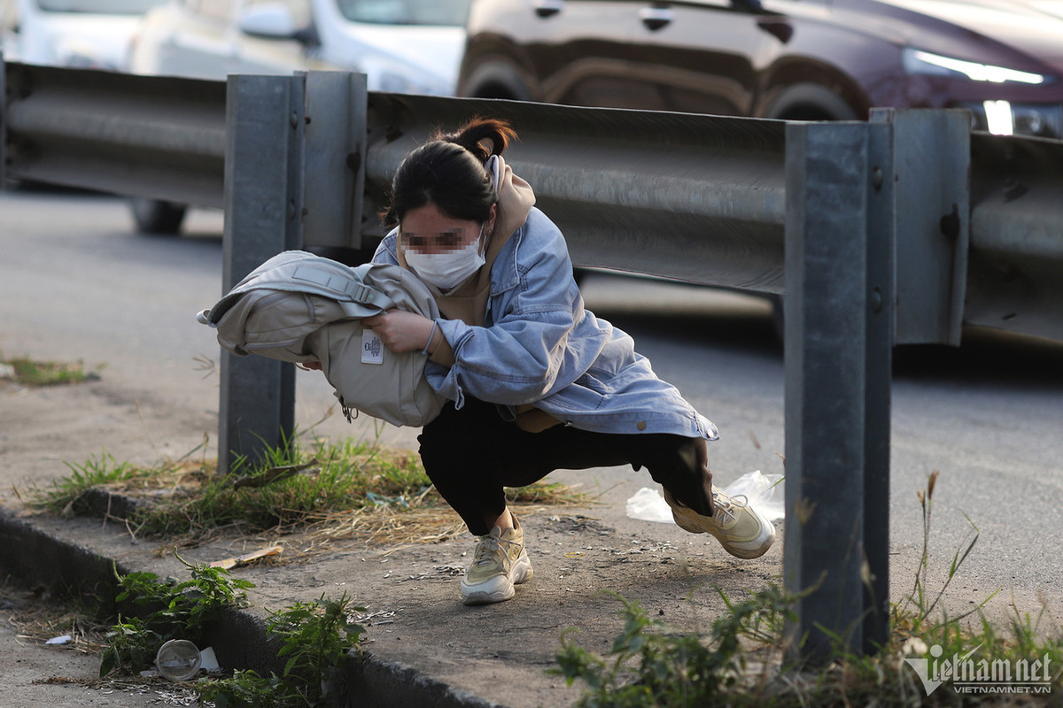 Thời điểm 16h tại nút giao Pháp Vân - Quốc lộ 1A, hướng vào trung tâm thành phố, tình trạng ùn tắc cục bộ xảy ra khoảng 200m trước ngã tư này. Nhiều ô tô khách tranh thủ dừng đỗ, đón trả khách sai quy định khiến giao thông gặp khó khăn. (Ảnh Vietnamnet)