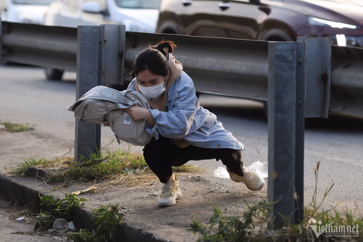 Thời điểm 16h tại nút giao Pháp Vân - Quốc lộ 1A, hướng vào trung tâm thành phố, tình trạng ùn tắc cục bộ xảy ra khoảng 200m trước ngã tư này. Nhiều ô tô khách tranh thủ dừng đỗ, đón trả khách sai quy định khiến giao thông gặp khó khăn. (Ảnh Vietnamnet)