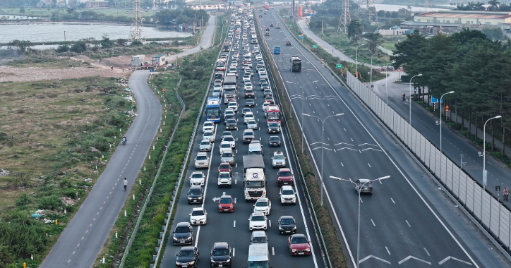 Ghi nhận của phóng viên Dân trí, thời điểm 17h cao tốc Pháp Vân - Cầu Giẽ đoạn giao cắt vành đai 3 ùn tắc hơn 2km. (Ảnh Dân Trí)