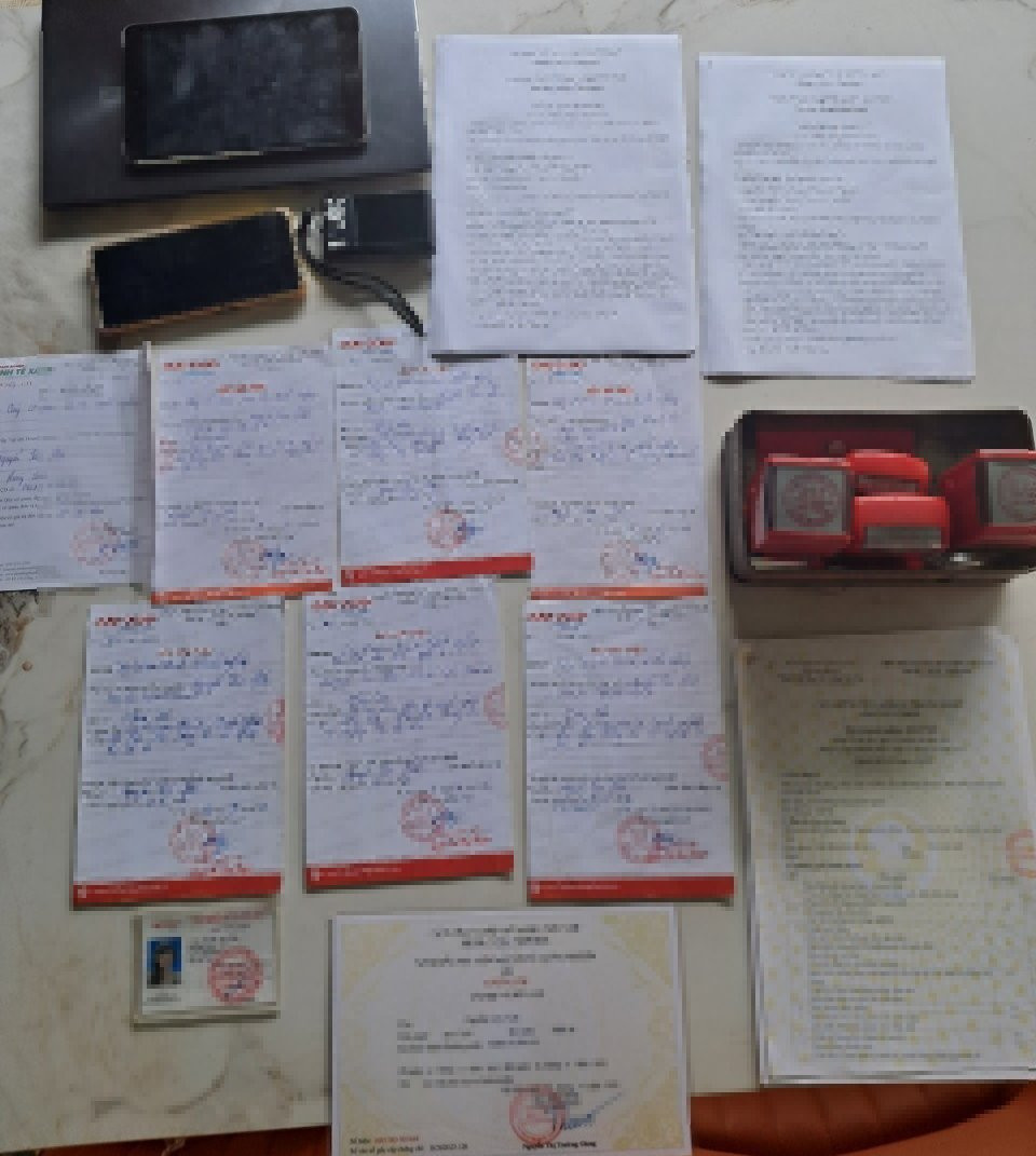 Tiến hành khám xét khẩn cấp nhà ở và trang trại của đối tượng, Cơ quan chức năng thu giữ: 7 giấy giới thiệu phóng viên của các tạp chí, 1 thẻ cộng tác viên, 1 giấy chứng nhận nghiệp vụ báo chí mang tên Nguyễn Kim Tiến, 2 điện thoại di động, 1 máy tính xách tay, 1 máy ảnh và nhiều tài liệu, vật chứng khác có liên quan.