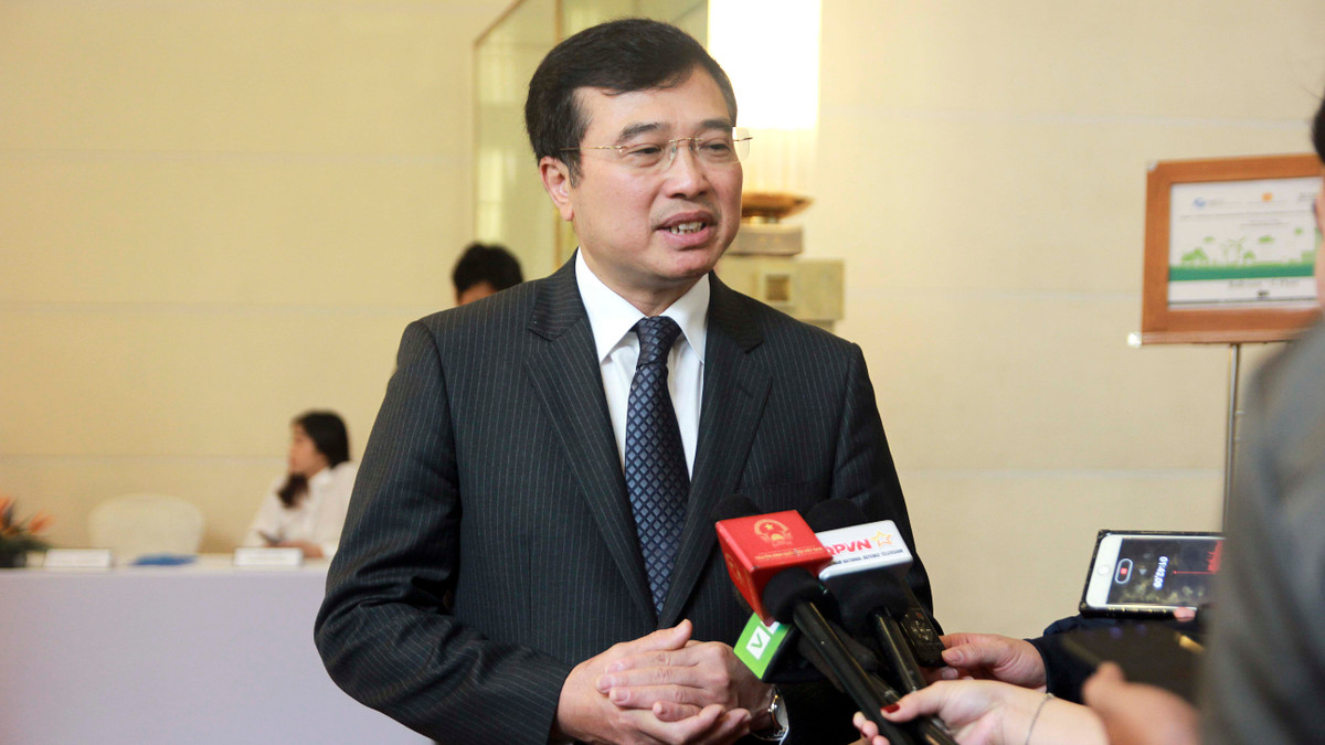 Cụ thể, tại thông báo phiên họp thứ 34 của Ủy ban Kiểm tra Trung ương vào cuối tháng 12/2023, ông Hoàng Quốc Vượng cùng một số lãnh đạo, cán bộ Bộ Công Thương nhiệm kỳ 2016 - 2021, 2021 - 2026 được xác định có vi phạm, khuyết điểm trong tham mưu, ban hành cơ chế phát triển điện mặt trời, điện gió, thực hiện Quy hoạch VII và VII điều chỉnh. 