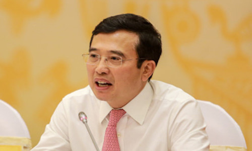 Ông Hoàng Quốc Vượng sinh năm 1963, tốt nghiệp Trường mỏ MGRI tại Moscow, Nga. Trong quá trình công tác, từ tháng 6/2008, ông Hoàng Quốc Vượng là Ủy viên Ban Chấp hành Đảng bộ, Phó Chủ tịch UBND tỉnh Thái Nguyên. Tháng 8/2010, ông Vượng được điều động và bổ nhiệm chức vụ Thứ trưởng Bộ Công Thương, thay cho ông Bùi Xuân Khu nghỉ hưu theo chế độ. 