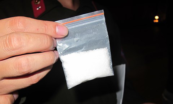 Ngoài ra khi khám xét khẩn cấp nơi ở của cô gái này, phát hiện, thu giữ tại vị trí lỗ thông gió trên cửa ra vào nhà vệ sinh tại tầng trệt 2 túi nylon 1,7402g chất bột màu trắng. Qua giám định xác định chất bột màu trắng chứa trong tất cả các túi nylon thu được đều là Methamphetamine. Với số lượng ma túy khá lớn nên sau khi lấy lời khai ban đầu để bổ sung vào biên bản, Công an quận Gò Vấp đã chuyển hồ sơ, đối tượng cùng tang vật lên Phòng Cảnh sát điều tra tội phạm về ma túy Công an TP HCM tiếp tục điều tra làm rõ theo đúng trình tự. (Ảnh minh họa, nguồn internet)