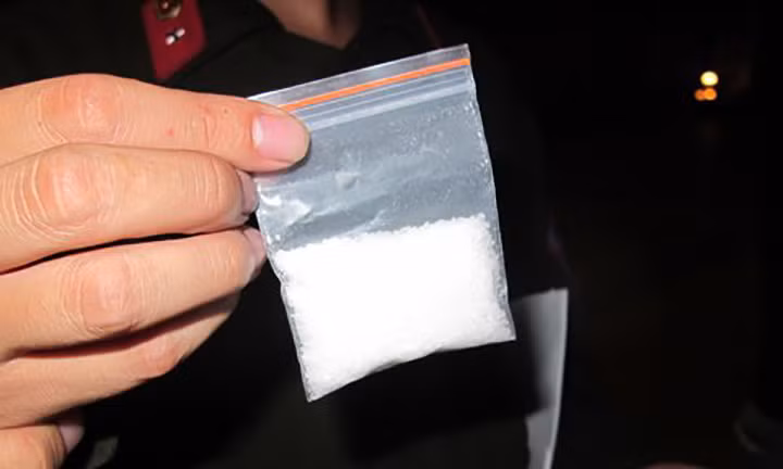 Ngoài ra khi khám xét khẩn cấp nơi ở của cô gái này, phát hiện, thu giữ tại vị trí lỗ thông gió trên cửa ra vào nhà vệ sinh tại tầng trệt 2 túi nylon 1,7402g chất bột màu trắng. Qua giám định xác định chất bột màu trắng chứa trong tất cả các túi nylon thu được đều là Methamphetamine. Với số lượng ma túy khá lớn nên sau khi lấy lời khai ban đầu để bổ sung vào biên bản, Công an quận Gò Vấp đã chuyển hồ sơ, đối tượng cùng tang vật lên Phòng Cảnh sát điều tra tội phạm về ma túy Công an TP HCM tiếp tục điều tra làm rõ theo đúng trình tự. (Ảnh minh họa, nguồn internet)