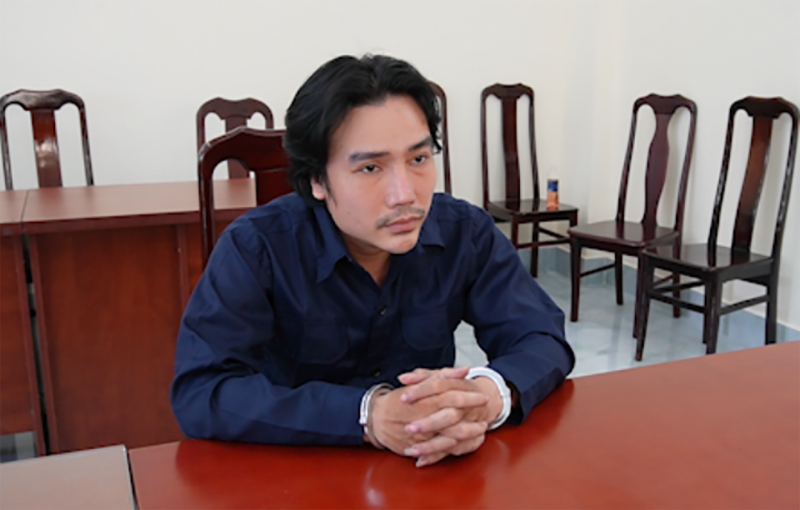 Biết P.A có thói quen không đóng cửa nhà, xe đậu cũng không rút chìa khóa... nên Thêm đã liên hệ với Trần Kim Thành, sinh năm 1991, ngụ tại 142/3 Phan Văn Trị, phường 12, quận Bình Thạnh mua 4,978g ma túy với giá 3.400.000 đồng mang về chia nhỏ thành nhiều túi nhét vào cốp xe máy, ví da treo trên chìa khóa, lỗ thông gió nhà tắm của P.A. Cảm thấy chưa đủ nặng ký, Thêm còn kẹp ma túy vào giữa hai chiếc bánh tráng gửi một người bạn rồi dặn nếu có ai tên P.A đến lấy thì giao nhằm tạo nhiều chứng cứ về việc cô này tàng trữ trái phép chất ma túy. (Đối tượng Trần Kim Thành)