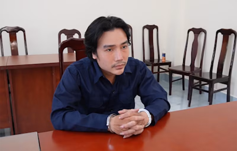 Biết P.A có thói quen không đóng cửa nhà, xe đậu cũng không rút chìa khóa... nên Thêm đã liên hệ với Trần Kim Thành, sinh năm 1991, ngụ tại 142/3 Phan Văn Trị, phường 12, quận Bình Thạnh mua 4,978g ma túy với giá 3.400.000 đồng mang về chia nhỏ thành nhiều túi nhét vào cốp xe máy, ví da treo trên chìa khóa, lỗ thông gió nhà tắm của P.A. Cảm thấy chưa đủ nặng ký, Thêm còn kẹp ma túy vào giữa hai chiếc bánh tráng gửi một người bạn rồi dặn nếu có ai tên P.A đến lấy thì giao nhằm tạo nhiều chứng cứ về việc cô này tàng trữ trái phép chất ma túy. (Đối tượng Trần Kim Thành)