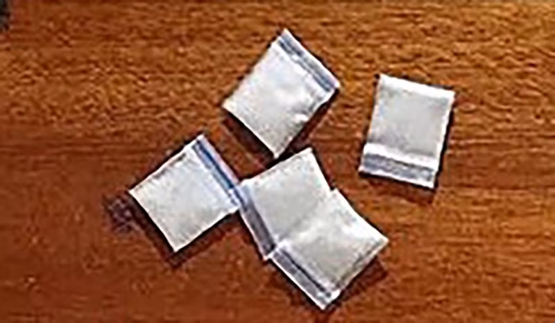 Nhận tin báo, Ban chỉ huy Công an phường 17, quận Gò Vấp lập tức cử một tổ công tác xuống hiện trường và phát hiện có một cô gái với dáng vẻ giống như thông tin trình báo đang ngồi trên xe máy nên đã kiểm tra hành chính. Tại hiện trường, cô gái này khai tên Ng.B. P. A, sinh năm 2003, ngụ phường Tân Thới Hiệp, quận 12, TP HCM (tất cả trùng khớp với các loại giấy tờ tùy thân mà cô trình cho cơ quan Công an). Qua kiểm tra, phát hiện 3 túi nylon chứa tổng cộng 3,2378g chất bột màu trắng ở 3 vị trí là trong cốp xe, trong ví da treo cùng chìa khóa và kẹp giữa những chiếc bánh tráng trong túi treo trên xe nên đã đưa cả người và tang vật về trụ sở tiến hành lập biên bản. 