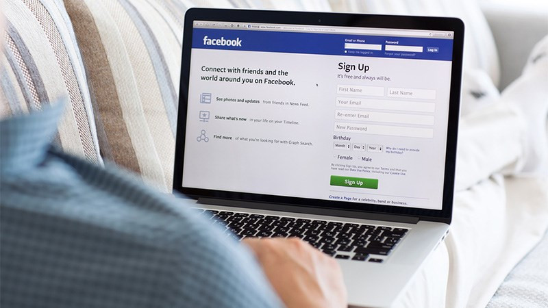 Chuẩn bị xong xuôi, Thêm bảo Đỗ Xuân Khánh tạo tài khoản Facebook ảo “Trần Thị Mỹ Hạnh” để đặt mua chó cảnh từ P.A rồi yêu cầu cô giao chó cảnh đến địa chỉ 530 đường Lê Đức Thọ, phường 17, quận Gò Vấp theo thời gian ấn định. Và khi P.A nằm gọn trong cái bẫy của mình thì lập tức thông báo cho Công an địa phương đến bắt quả tang… “Thật ra người bạn ấy đã có bạn gái và cũng chưa từng để ý em, nhưng khi nghe P.A phân tích, em lại mù quáng không chịu nghe theo mà cho rằng P.A muốn tranh giành với mình nên trong cơn ghen đã làm chuyện tồi tệ để hại bạn, lại còn kéo theo bạn khác vào tù… Em biết tội rồi, chỉ mong được giảm nhẹ để nhanh chóng được trở về làm lại cuộc đời… Cho em xin lỗi bạn P.A cùng các bạn khác trong nhóm…”, Thêm tỏ thái độ ân hận. (Ảnh minh họa, nguồn internet) 