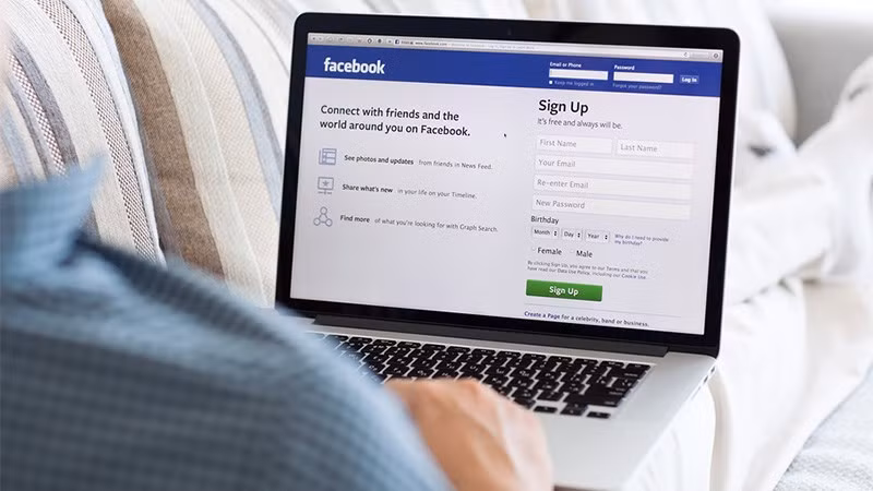 Chuẩn bị xong xuôi, Thêm bảo Đỗ Xuân Khánh tạo tài khoản Facebook ảo “Trần Thị Mỹ Hạnh” để đặt mua chó cảnh từ P.A rồi yêu cầu cô giao chó cảnh đến địa chỉ 530 đường Lê Đức Thọ, phường 17, quận Gò Vấp theo thời gian ấn định. Và khi P.A nằm gọn trong cái bẫy của mình thì lập tức thông báo cho Công an địa phương đến bắt quả tang… “Thật ra người bạn ấy đã có bạn gái và cũng chưa từng để ý em, nhưng khi nghe P.A phân tích, em lại mù quáng không chịu nghe theo mà cho rằng P.A muốn tranh giành với mình nên trong cơn ghen đã làm chuyện tồi tệ để hại bạn, lại còn kéo theo bạn khác vào tù… Em biết tội rồi, chỉ mong được giảm nhẹ để nhanh chóng được trở về làm lại cuộc đời… Cho em xin lỗi bạn P.A cùng các bạn khác trong nhóm…”, Thêm tỏ thái độ ân hận. (Ảnh minh họa, nguồn internet) 