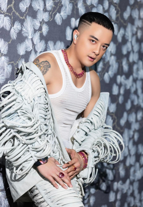 Bên cạnh kinh doanh bất động sản, Cao Thái Sơn còn đam mê sưu tầm siêu xe. Đầu tháng 12/2023, nam ca sĩ và cả gia đình du lịch Đà Lạt thì xảy ra tai nạn. Chiếc Audi màu cam bị tàu hỏa đâm thủng nhưng may mắn tai nạn không gây thiệt hại về người.