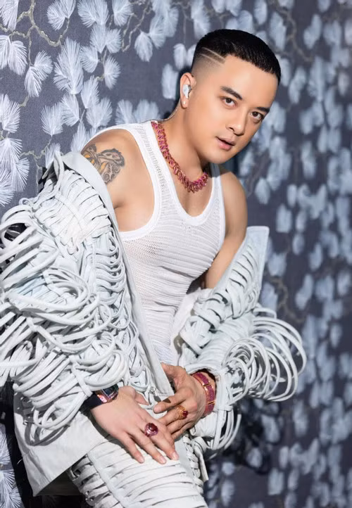 Bên cạnh kinh doanh bất động sản, Cao Thái Sơn còn đam mê sưu tầm siêu xe. Đầu tháng 12/2023, nam ca sĩ và cả gia đình du lịch Đà Lạt thì xảy ra tai nạn. Chiếc Audi màu cam bị tàu hỏa đâm thủng nhưng may mắn tai nạn không gây thiệt hại về người.