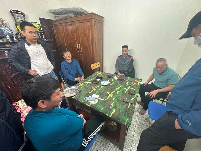 Khoảng 21h40 ngày 31/12/2023, cảnh sát hình sự Công an quận Hà Đông đã phát hiện bắt quả tang tại nhà Phạm Thắng Lợi (ở tổ 17 Yên Nghĩa, quận Hà Đông, Hà Nội) có 5 đối tượng đang có hành vi đánh bạc dưới hình thức chơi “chắn”. Lực lượng Công an thu giữ tang vật gồm tiền trên chiếu bạc là gần 88 triệu đồng và 2 bộ bài chắn, 2 đĩa sứ. 