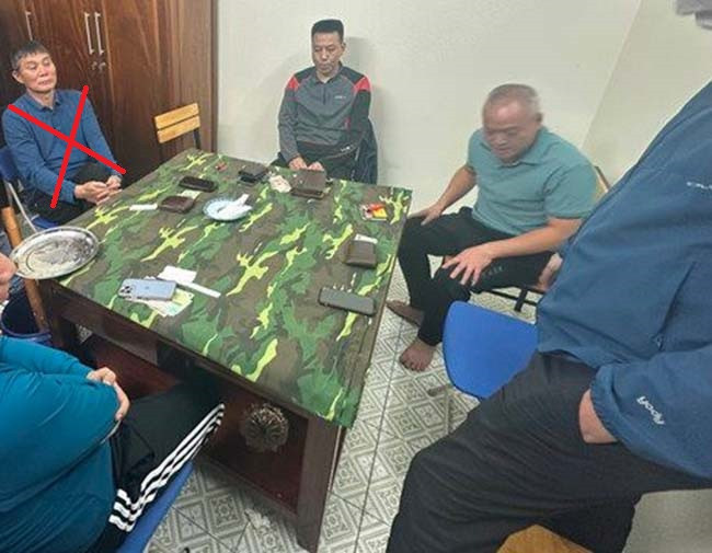 Chỉ huy đội CSHS Công an quận Hà Đông nêu rõ, thực hiện đợt cao điểm tấn công, trấn áp tội phạm bảo vệ Tết Dương lịch và Tết Nguyên đán 2024, một trong những trọng tâm công tác là rà soát, triệt phá, bắt giữ bằng được các đối tượng, ổ nhóm lưu manh, hình sự hoạt động gây bức xúc dư luận. Mà ở đây, vụ việc liên quan đến Cường “kính”, là điển hình.