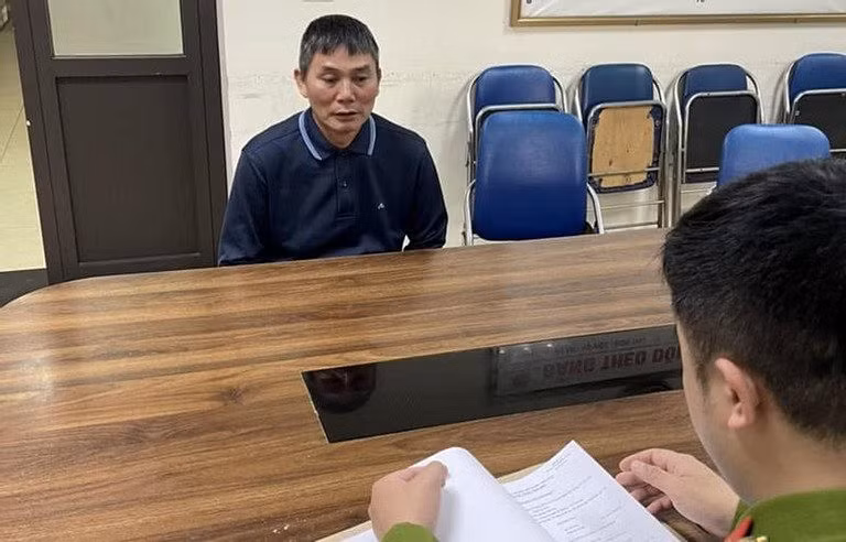 Ngày 1/1, Công an quận Hà Đông, TP Hà Nội thông tin đã tạm giữ hình sự đối tượng Lê Đình Cường, tức Cường "kính" (SN 1967, trú tại phường Yên Nghĩa, quận Hà Đông, Hà Nội) liên quan đến vụ đánh bạc xảy ra trên địa bàn. 