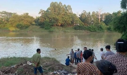 Phu Tho: Ra ao de bat oc, hai chau be thuong vong do duoi nuoc