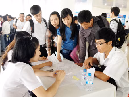  Chỉ tuyển lao động nước ngoài khi không tuyển được lao động Việt Nam: Đó là một trong những nội dung đáng chú ý được Chính phủ đưa ra tại Nghị định số 70/2023 sửa đổi, bổ sung một số điều của Nghị định 152/2020 về người lao động nước ngoài làm việc tại Việt Nam và tuyển dụng, quản lý người lao động Việt Nam làm việc cho tổ chức, cá nhân nước ngoài tại Việt Nam, áp dụng từ ngày 1/1.