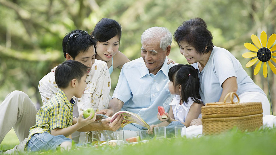  Quy định mới về xét tặng Gia đình văn hóa: Nghị định 86/2023 của Chính phủ quy định khung tiêu chuẩn xét tặng danh hiệu Gia đình văn hóa sẽ có hiệu lực từ 30/1. Để được xét tặng danh hiệu Gia đình văn hóa, theo quy định mới, gia đình phải đáp ứng những tiêu chuẩn sau: Gương mẫu chấp hành tốt chủ trương của Đảng, chính sách, pháp luật của Nhà nước; tích cực tham gia các phong trào thi đua lao động, sản xuất, học tập, bảo vệ an ninh, trật tự địa phương: gia đình no ấm, tiến bộ, hạnh phúc, văn minh; thường xuyên gắn bó, đoàn kết, tương trợ, giúp đỡ trong cộng đồng.