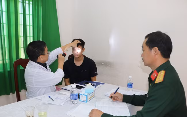 Đáng chú ý, Thông tư 105 quy định tiêu chuẩn sức khỏe về mắt thì việc loạn thị, mù màu vẫn có thể tham gia nghĩa vụ quân sự (trước đó, tất cả các loại loạn thị, mù màu đều là tình trạng sức khỏe rất kém, không đủ điều kiện để đi nghĩa vụ quân sự). Các loại bệnh thuộc diện miễn đăng ký nghĩa vụ quân sự, không nhận vào quân thường trực gồm: Tâm thần, động kinh, bệnh Parkinson, mù một mắt, điếc, di chứng do lao xương khớp, di chứng do phong, các bệnh lý ác tính (u ác, bệnh máu ác tính), người nhiễm HIV, người khuyết tật mức độ nặng và đặc biệt nặng.