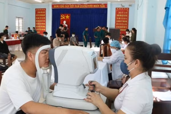  Loạn thị, mù màu vẫn có thể tham gia nghĩa vụ quân sự: Thông tư số 105/2023 của Bộ trưởng Quốc phòng quy định tiêu chuẩn sức khỏe, khám sức khỏe cho các đối tượng thuộc phạm vi quản lý của Bộ Quốc phòng có hiệu lực hôm nay 1/1. Theo đó, tiêu chuẩn chung về sức khỏe thực hiện nghĩa vụ quân sự là đạt sức khỏe loại 1, loại 2, loại 3. Không gọi nhập ngũ đối với công dân nghiện các chất ma túy, tiền chất ma túy được quy định tại Nghị định 57/2022 quy định các danh mục chất ma túy và tiền chất. 