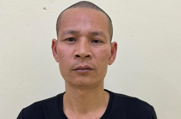 Ha Noi: Dang ngoi an, nam thanh nien bi nem coc vao dau trong thuong