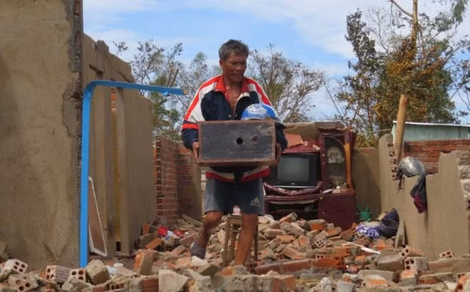 6h ngày 4/11/2017, bão đổ bộ Phú Yên - Khánh Hòa, mạnh cấp 12 (135 km/h). 13h, tiến sâu vào nam Tây Nguyên, bão giảm còn cấp 9 (90 km/h) và đến 15h cùng ngày thì suy yếu thành áp thấp nhiệt đới khi ở biên giới Việt Nam - Campuchia.