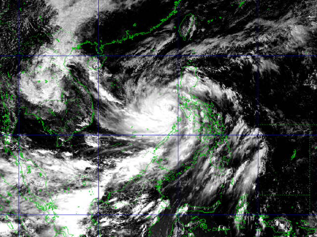 Trưa ngày 27/10, Trung tâm Dự báo khí tượng thủy văn Quốc gia cho biết, hồi 10 giờ ngày 27/10, vị trí tâm bão ở khoảng 13,4 độ Vĩ Bắc; 113,8 độ Kinh Đông, cách đảo Song Tử Tây khoảng 220km về phía Bắc Tây Bắc. Sức gió mạnh nhất vùng gần tâm bão mạnh cấp 13-14 (135-165km/giờ), giật cấp 17. Bán kính gió mạnh từ cấp 6, giật từ cấp 8 trở lên khoảng 300km tính từ tâm bão; bán kính gió mạnh từ cấp 10, giật từ cấp 12 trở lên khoảng 150km tính từ tâm bão.