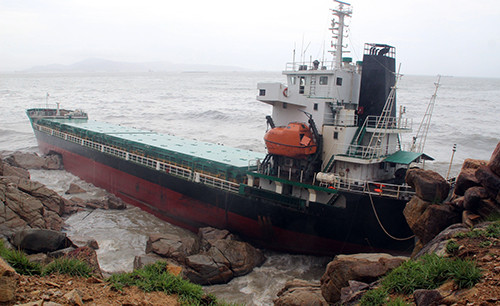 Mưa bão cũng làm sập trên 1.300 ngôi nhà, gần 115.000 nhà tốc mái, hư hại; gần 1.300 tàu cá bị chìm, hư hỏng. 10 tàu vận tải (101 thuyền viên) bị chìm, hư hỏng trên khu vực phao số 0 và cảng Quy Nhơn (cứu vớt được 88 người, 4 người chết và 9 người mất tích).