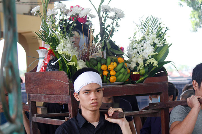 Khoảng 10 phút khi thấy cháu Hiền không cử động, Trung đẩy cháu Hiền ra lòng sông. Sau đó, Trung lấy điện thoại và xe đạp điện của cháu Hiền mang đi bán, điện thoại được bán với giá 500.000 đồng, xe đạp điện bán được 2,8 triệu đồng.