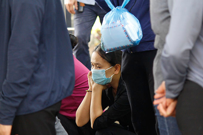 Sau đó, Quân đứng lại trông xe máy, Trung đi bộ đến nơi cháu Hiền đang đứng, đẩy cháu Hiền, điện thoại rơi, Hiền ngã xuống bờ sông Nhuệ. Thấy cháu Hiền kêu “tha cho em”, Trung nhảy xuống dìm cháu Hiền xuống nước. 