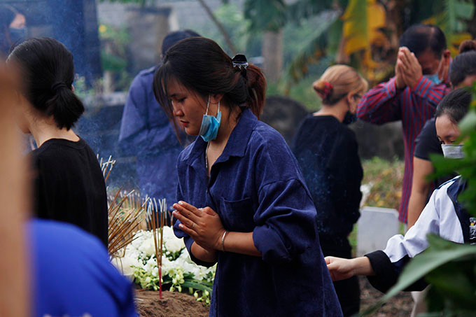 Sau đó Trung, Quân dùng xe máy mang đồ trộm cắp đi tiêu thụ; đến đường đê Sông Nhuệ thuộc địa phận xã Nguyễn Trãi, huyện Thường Tín, Trung thấy cháu Trần Thuý Hiền đang đứng nghe điện thoại nên đã nảy sinh ý định cướp tài sản.