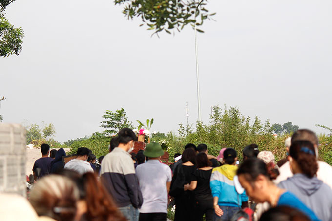 Đến 21h cùng ngày, Trung gọi cho Quân đến đón rồi cả hai ra khu vực nghĩa trang Hà Hồi sử dụng ma túy. Tại đây Trung chia cho Quân số tiền 700.000 đồng. 