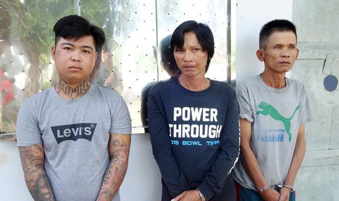 Ep khach hanh huong mua 3 cay nhang gia 300.000 dong