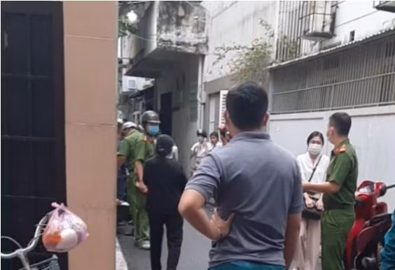  4. Sát hại người phụ nữ 64 tuổi, đốt nhà phi tang: Ngày 29/10, Công an TP HCM đã phối hợp với Công an quận Phú Nhuận bắt giữ đối tượng tình nghi có liên quan đến vụ giết người, đốt nhà phi tang trên địa bàn phường 3, quận Phú Nhuận. Danh tính đối tượng là Đỗ Xuân Quỳnh (32 tuổi). Đối tượng Quỳnh bị tình nghi liên quan tới vụ sát hại bà N.T.N. (64 tuổi, trú tại phường 3, quận Phú Nhuận) rồi đốt nhà phi tang xác. 