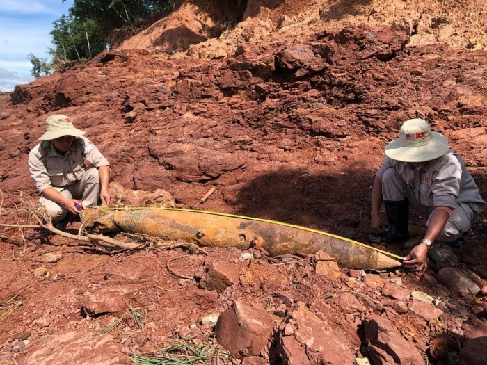  7. Hàng loạt bom "khủng" lộ thiên sau mưa lũ: Ngày 29/10, Đội xử lý bom mìn lưu động thuộc Tổ chức Cây hòa bình Việt Nam tại tỉnh Quảng Trị cho biết, mưa lũ vừa qua làm xói lở đất đá, phát lộ nhiều loại bom đạn trên địa bàn huyện miền núi Đakrông và Hướng Hóa. Theo thống kê, có 7 quả bom MK82 cùng 9 quả đạn pháo 105 mm lộ thiên sau mưa lũ. Mỗi quả bom MK82 có đường kính 274 mm, chiều dài 1,54 m, trọng lượng 227 kg, lượng thuốc nổ 87,10 kg. 