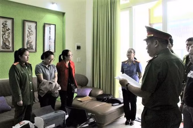  4. Bắt giam nữ nhân viên bưu điện tham ô hơn 3 tỷ đồng: Ngày 28/10, Công an tỉnh Lâm Đồng cho biết, đã thực hiện lệnh bắt tạm giam đối với Nguyễn Thị Huyền Trang (34 tuổi, nhân viên Bưu điện huyện Đức Trọng) về hành vi tham ô tài sản. Theo điều tra, từ tháng 1 đến tháng 9/2019, Trang đã chiếm đoạt số tiền hơn 3 tỷ đồng của Bưu điện huyện Đức Trọng, tỉnh Lâm Đồng. 