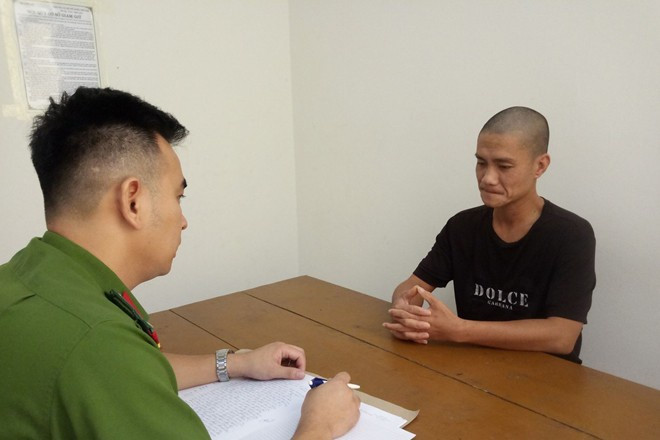  7. Bị bắt tạm giam vì tàng trữ súng quân dụng: Ngày 28/10, Công an TP Cẩm Phả, Quảng Ninh đã khởi tố, bắt tạm giam Nguyễn Văn Vinh (36 tuổi, người địa phương) về tội Tàng trữ trái phép vũ khí quân dụng. Trước đó, cảnh sát phát hiện Vinh mang theo 1 khẩu súng ngắn cùng 17 viên đạn đến một nhà nghỉ trên địa bàn. Kiểm tra nơi ở của Vinh, cảnh sát thu thêm 1 khẩu súng ngắn cùng 8 viên đạn các loại, 25 đầu đạn và 20 vỏ đạn. Cơ quan giám định kết luận 2 khẩu súng trên đều là súng quân dụng. 