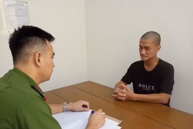  7. Bị bắt tạm giam vì tàng trữ súng quân dụng: Ngày 28/10, Công an TP Cẩm Phả, Quảng Ninh đã khởi tố, bắt tạm giam Nguyễn Văn Vinh (36 tuổi, người địa phương) về tội Tàng trữ trái phép vũ khí quân dụng. Trước đó, cảnh sát phát hiện Vinh mang theo 1 khẩu súng ngắn cùng 17 viên đạn đến một nhà nghỉ trên địa bàn. Kiểm tra nơi ở của Vinh, cảnh sát thu thêm 1 khẩu súng ngắn cùng 8 viên đạn các loại, 25 đầu đạn và 20 vỏ đạn. Cơ quan giám định kết luận 2 khẩu súng trên đều là súng quân dụng. 