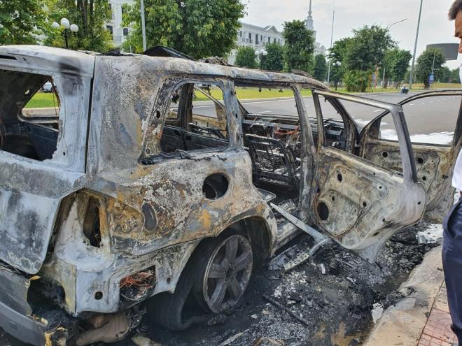  5. Xe sang Mercedes GL450 cháy rụi trong khu đô thị: Chiều 28/10, Công an huyện Gia Lâm (Hà Nội) cho biết, cơ quan chức năng đang điều tra nguyên nhân xe ô tô hạng sang Mercedes GL450 bị cháy rụi tại khu đô thị Vinhomes Ocean Park. Khoảng 10h cùng ngày, ô tô Mercedes GL450 biển số 30F-947.XX do ông Trần Mạnh T. (SN 1983) cầm lái đang đi trên đường 52m, khu đô thị Vinhomes Ocean Park (huyện Gia Lâm) thì bốc cháy ngùn ngụt. Do ngọn lửa bùng phát dữ dội nên chiếc xe bị thiêu rụi hoàn toàn. 