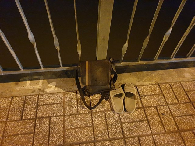  3. Nhảy sông Sài Gòn tự tử để lại giấy nợ: Ngày 28/10, Công an TP Thuận An, tỉnh Bình Dương cho biết, đang điều tra vụ một người đàn ông nhảy sông Sài Gòn tự tử. Khoảng 22h30 tối 26/10, người dân lưu thông qua cầu Phú Long (phường Lái Thiêu, TP Thuận An, tỉnh Bình Dương thì thấy một người đàn ông đi bộ trên cầu. Khi tới đoạn giữa cầu, người này để lại một túi xách, đôi dép rồi trèo lên lan can nhảy xuống sông Sài Gòn tự tử. 