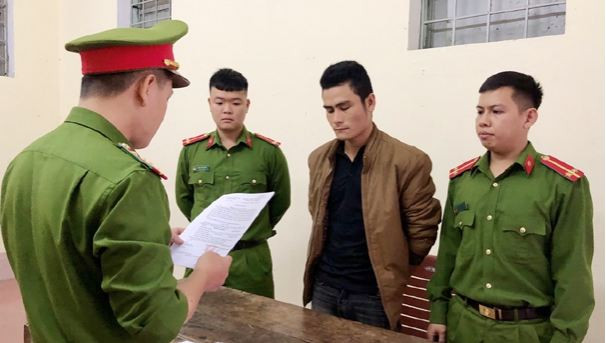  6. Nam thanh niên xông vào nhà chém trọng thương cụ ông: Ngày 25/10, Công an huyện Đức Thọ, tỉnh Hà Tĩnh đã khởi tố bị can, bắt tạm giam 3 tháng đối với Nguyễn Trung Kiên (sinh năm 1991, trú xã Hoà Lạc, huyện Đức Thọ) về tội “cố ý gây thương tích”. Tại cơ quan điều tra, Kiên khai nhận, do có hiềm khích nên tối 19/9, đối tượng đã mang theo hung khí, bịt mặt xông và nhà chém ông Nguyễn Xuân Tùng (SN 1949, trú huyện Đức Thọ) trọng thương.