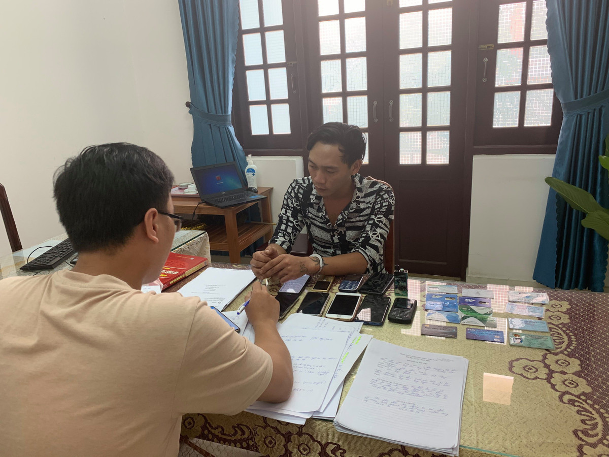  4. Khởi tố, tạm giam đối tượng chiếm đoạt tiền ủng hộ gia đình nạn nhân tại Thủy điện Rào Trăng 3: Ngày 26/10, Công an tỉnh Đắk Nông đã khởi tố bị can, bắt tạm giam đối với Nguyễn Văn Phúc (SN 1997 trú tại huyện Duy Xuyên, tỉnh Quảng Nam để điều tra, làm rõ về tội "Sử dụng mạng máy tính, mạng viễn thông, phương tiện điện tử để thực hiện hành vi chiếm đoạt tài sản". Phúc là đối tượng chiếm đoạt tiền ủng hộ gia đình nạn nhân tại Thủy điện Rào Trăng 3.