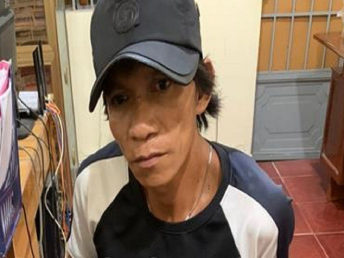  5. Vác dao đâm điên cuồng vào tình địch vì ghen: Ngày 21/10, Công an huyện Nhơn Trạch, Đồng Nai đang tạm giữ hình sự đối tượng Đỗ Văn No (38 tuổi, ngụ huyện Nhơn Trạch) để làm rõ hành vi cố ý gây thương tích. No nhớ lại chuyện anh Sang quen bạn gái của mình nên bực tức về lấy mã tấu xông vào chém liên tiếp vào người anh Sang khiến nạn nhân phải nhập viện cấp cứu trong tình trạng nguy kịch. 