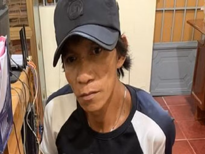  5. Vác dao đâm điên cuồng vào tình địch vì ghen: Ngày 21/10, Công an huyện Nhơn Trạch, Đồng Nai đang tạm giữ hình sự đối tượng Đỗ Văn No (38 tuổi, ngụ huyện Nhơn Trạch) để làm rõ hành vi cố ý gây thương tích. No nhớ lại chuyện anh Sang quen bạn gái của mình nên bực tức về lấy mã tấu xông vào chém liên tiếp vào người anh Sang khiến nạn nhân phải nhập viện cấp cứu trong tình trạng nguy kịch. 