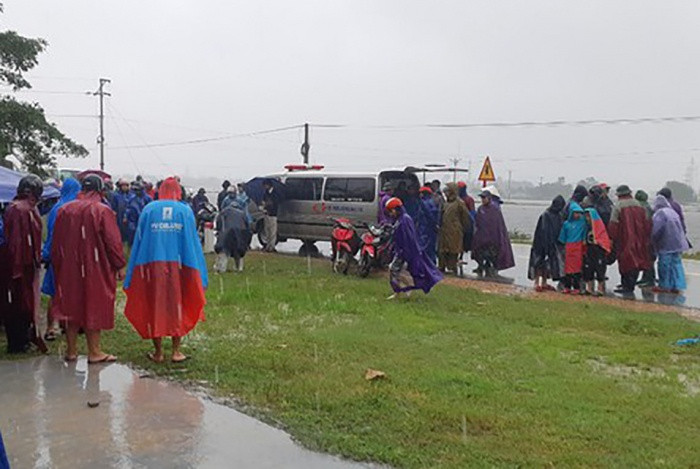  4. Ngã từ tầng hai nhà hàng xóm khi tránh lũ, bé trai 8 tuổi tử vong: Ngày 21/10, UBND xã Cẩm Quan, huyện Cẩm Xuyên, tỉnh Hà Tĩnh cho biết, Một bé trai 8 tuổi ở địa phương trong lúc tránh lũ ở nhà hàng xóm bị ngã cầu thang tử vong. Trong lúc di chuyển lên tầng 2 của nhà hàng xóm để tránh lũ, cháu N. V. T (SN 2012) không may trượt chân ngã từ tầng 2 xuống cầu thang dẫn đến tử vong. (Ảnh minh họa).