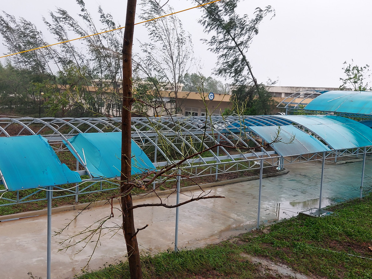 Bão số 9 cũng làm cho Bệnh viện Đa khoa Trung ương tỉnh Quảng Nam vỡ tung kính chắn, tốc hàng loạt mái. Hệ thống đường nội bộ của bệnh viện tốc mái gần hết. Ảnh: Sức Khỏe Đời Sống.