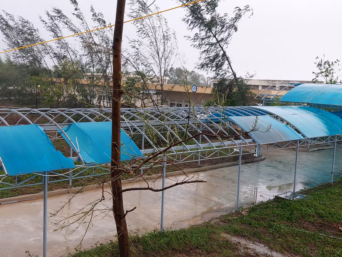 Bão số 9 cũng làm cho Bệnh viện Đa khoa Trung ương tỉnh Quảng Nam vỡ tung kính chắn, tốc hàng loạt mái. Hệ thống đường nội bộ của bệnh viện tốc mái gần hết. Ảnh: Sức Khỏe Đời Sống.