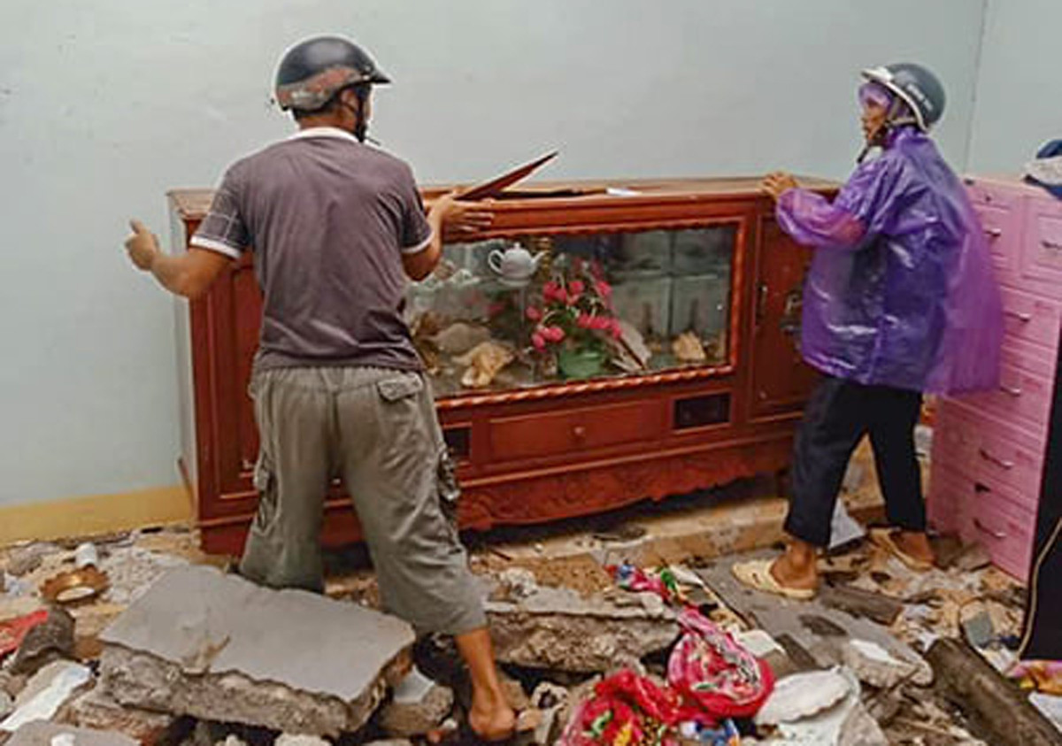 Sau khi cơn bão đi qua, người dân tìm lại tài sản trong đống đổ nát. Ảnh: Công an TP HCM.