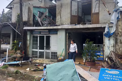 Nhà dân bị bão càn quét hư hỏng nặng. Ảnh: Công an TP HCM.