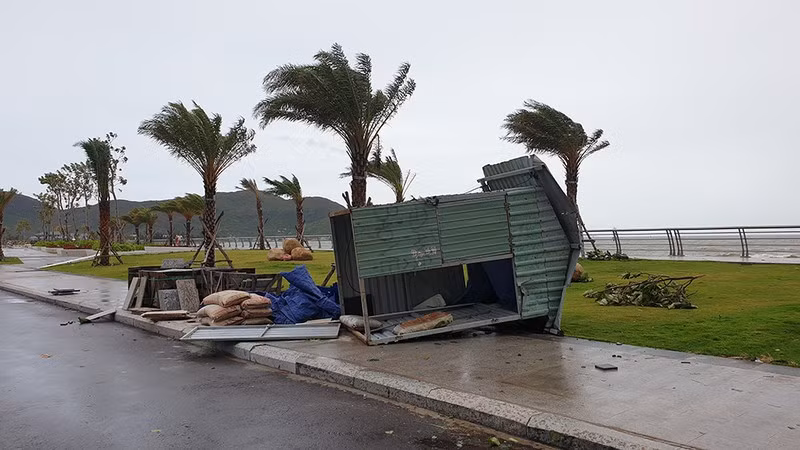 Đầu giờ chiều ngày 28/10, mưa và gió giảm rõ rệt trên địa bàn TP Quy Nhơn và tỉnh Bình Định. Tuy nhiên, bão số 9 đã gây ra không ít thiệt hại cho địa phương. Ảnh: Pháp luật TP HCM.