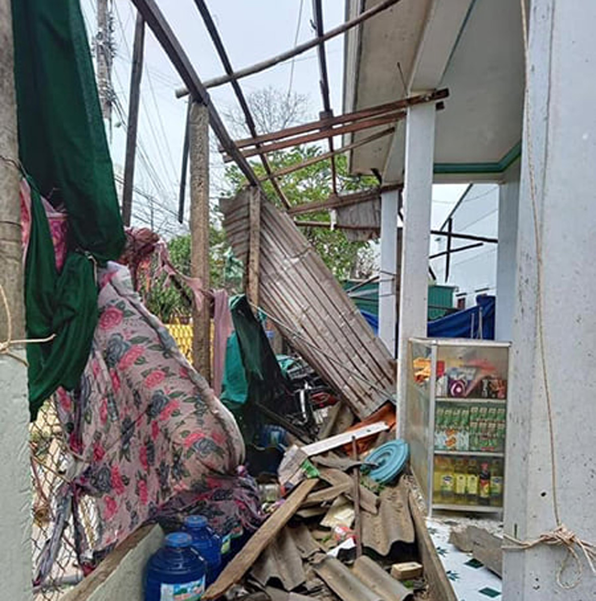 Nhà cửa hư hỏng, tan hoang sau bão. Ảnh: Công an TP HCM.